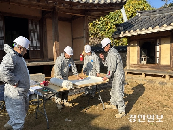 정시영 고택에서 경기도문화유산돌봄센터 보수반 직원들이 창호지 교체 작업을 하고 있다. 2025.11.12 /이영지기자 bbangzi@kyeongin.com