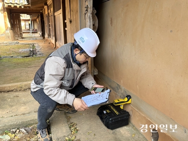 정시영 고택에서 경기도문화유산돌봄센터 직원이 터마트랙 장비를 활용해 흰개미 움직임을 파악하고 있다. 2025.11.12 /이영지기자 bbangzi@kyeongin.com