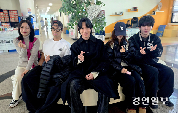 최근 우즈베키스탄 유학생 돕기 바자회를 마련한 디자인예술대 모델콘텐츠학과 이지용(왼쪽 첫번째) 교수와 학생들. 2025.12.1 의정부/최재훈기자 cjh@kyeongin.com