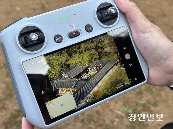 정시영 고택에서 경기도문화유산돌봄센터 직원이 드론을 활용해 모니터링하고 있다. 2025.11.12 /이영지기자 bbangzi@kyeongin.com
