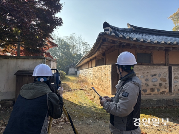 경기도내 문화유산들이 지역의 과거와 현재, 그리고 미래를 잇는 거점으로 자리매김할 수 있는 데는 이를 보존하기 위한 숨은 노력이 깃들어있다. 세월의 흔적을 피해가지 못해 낡고 녹슨 문화유산들을 지키기 위한 경기도 등의 움직임이 오늘도 변함없이 이뤄지고 있다. 국가민속문화유산으로도 등록된 화성시 서신면 소재 정시영 고택에서 경기도문화유산돌봄센터 직원들이 광파기를 사용해 처마의 기울기를 측정하고 있다. 2025.11.12 /이영지기자 bbangzi@kyeongin.com