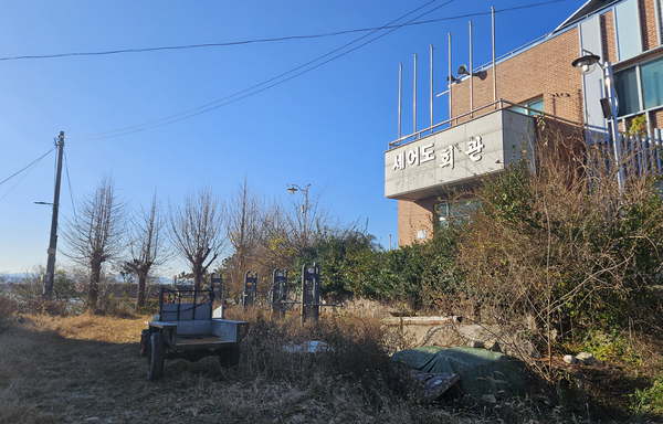 지난 28일 오전 인천 서구 신현원창동에 있는 세어도 마을회관. 세어도는 청라 공공소각장 이전 후보지 중 한 곳으로 꼽히고 있다. 2025.11.28 /변민철기자 bmc0502@gyeongin.com