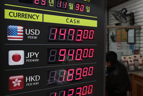 원·달러 환율이 1천400원대 후반에서 장기화 되면서 지역 생산기반이 얼어붙고 있다. 사진은 지난달 30일 서울 명동 시내 환전소에 표시돼 있는 환율. 2025.11.30 /연합뉴스