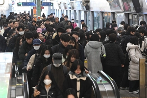 [화보] 서울지하철 노조 준법운행… 북적이는 수원역