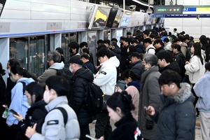 [포토] 서울교통공사 노조 준법운행… 12일 총파업 예고