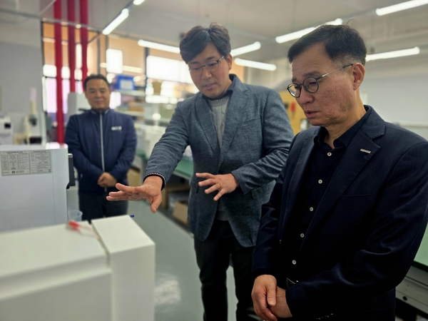 강우람(가운데) 주식회사 한우물 대표가 회사를 방문한 이준석 중소벤처기업진흥공단 경기북부지부장에게 신제품을 설명하고 있다. 2025.12.1 /최재훈기자 cjh@kyeongin.com