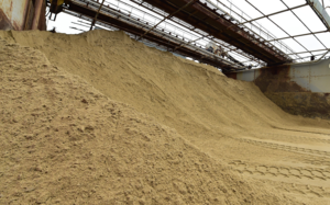 [뉴스분석] ‘바닷모래 채취 소송’ 골재업체 도움 받은 옹진군