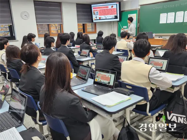 지난 25일 화성 봉담고등학교에서 ‘2025 AI 서·논술형 평가 시범운영연구회 수업 공개 및 성과 나눔회’가 열리고 있다. 2025.11.25 /김형욱기자 uk@kyeongin.com