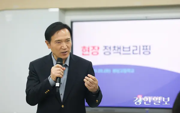 지난 25일 화성 봉담고등학교에서 ‘2025 AI 서·논술형 평가 시범운영연구회 수업 공개 및 성과 나눔회’가 열린 가운데 행사에 참석한 임태희 경기도교육감이 발언을 하고 있다. 2025.11.25 /경기도교육청 제공