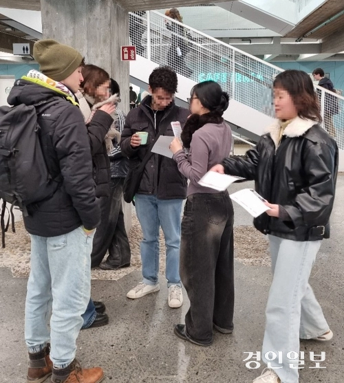 12·3 비상계엄 사태를 맞아 미래세대 주역인 학생들이 경인지역 곳곳에서 시국선언을 통해 민주주의 회복을 외쳤다. 사진은 독일 튀빙겐 대학 학생들이 시국 선언을 위해 거리로 나선 모습. /경인일보DB