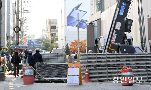 2일 오후 수원시 권선구 효원로 한 공사현장에서 도로점용허가는 받았지만 보행로 안전을 확보하지 않은 채 도로 전체를 막고 가설재 해체 및 자재 적치 작업을 해 안전사고가 우려되고 있다. 2025.12.2 /임열수기자 pplys@kyeongin.com