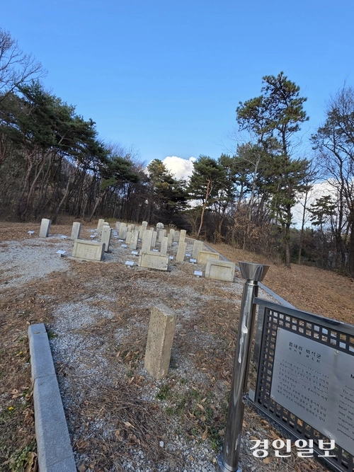 교동향교 앞 비석군. 2025.11.26 /정진오기자 schild@kyeongin.com