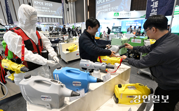 2일 수원시 영통구 수원컨벤션센터에서 열린 2025 대한민국 방역학술대회 및 전시회를 찾은 시민이 방역 관련 제품을 살펴보고 있다. 2025.12.2 /최은성기자 ces7198@kyeongin.com