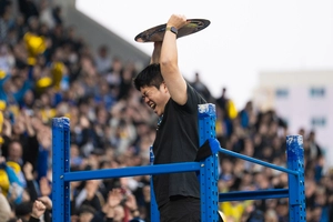 ‘우승 상패’ 들어올린 인천 Utd 서포터스 대표 배상현 콜리더