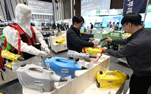 [포토] 수원 방역 전시회 찾은 시민들