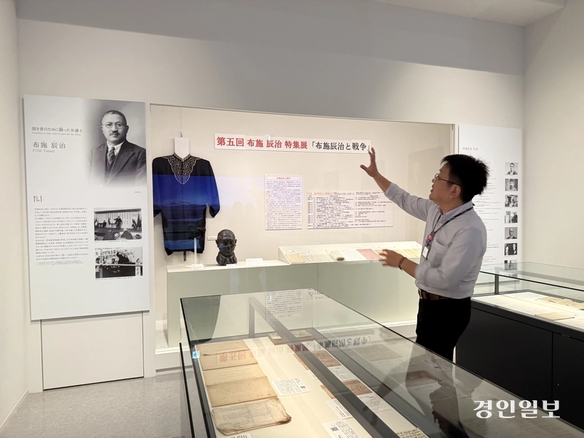 일본 미야기현 이시노마키 시립박물관의 후세 다츠지 상설 전시실에서 치바 요시후미(千葉佳史) 디렉터가 후세와 관련한 전시품을 소개하고 있다. 2025.9.13 /정선아기자 sun@kyeongin.com