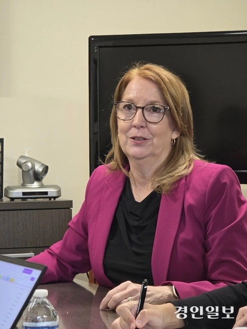 선-센티널의 편집국장 그레첸 데이브라이언트씨가 플로리다 주의 언론 상황에 대해 설명하고 있다. 미국 플로리다주/구민주기자 kumj@kyeongin.com