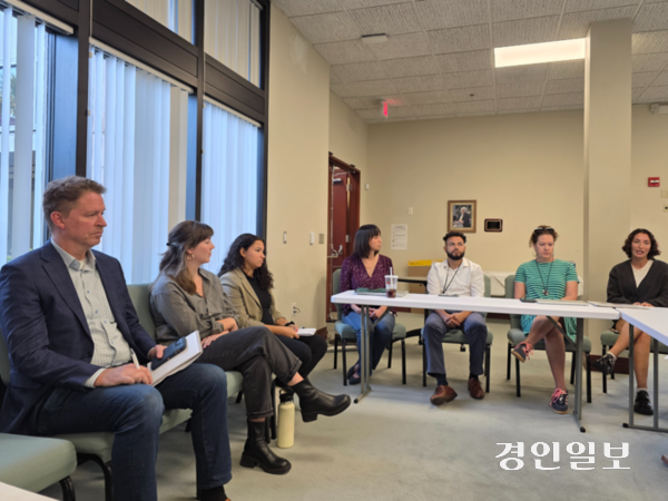 탬파베이 타임즈의 소속 기자들이 자신들이 취재하고 있는 내용과 언론 가치관 등에 대해 설명하고 있다. 미국 플로리다주/구민주기자 kumj@kyeongin.com