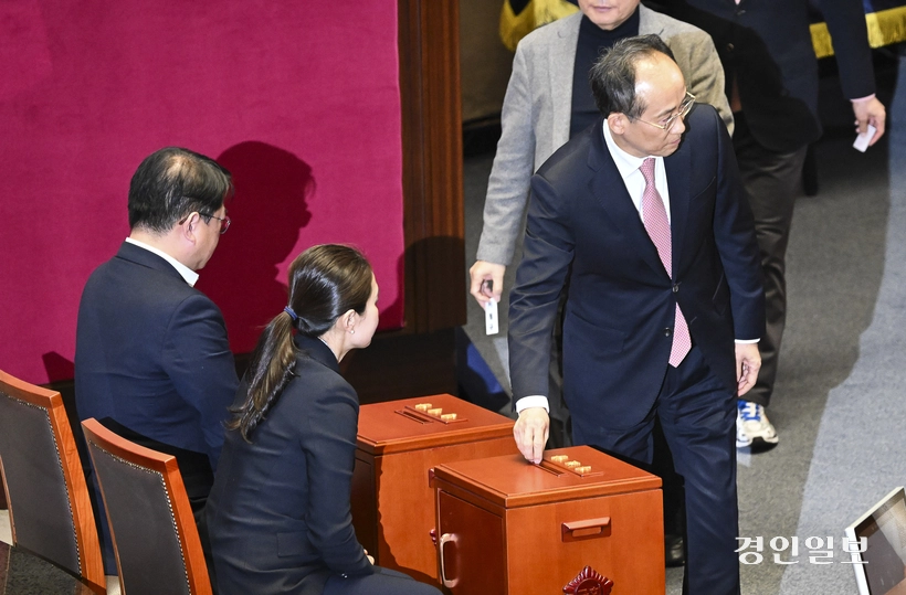 지난해 12월 14일 오후 서울 국회에서 열린 본회의에서 윤석열 전 대통령의 탄핵소추안이 표결되고 있다. 2024.12.14 /이지훈기자 jhlee@kyeongin.com