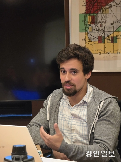 WUSF의 기자 스카이 르브론 씨가 언론의 AI 사용과 관련한 생각을 밝히고 있다. 2025.12.2 /美 플로리다주 마이애미·탬파베이=구민주기자 kumj@kyeongin.com