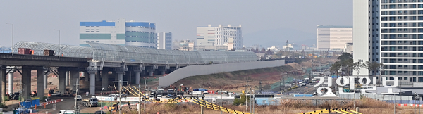 인천 제2경인고속도로 용현~학익 구간의 약 1.5㎞ 길이 방음터널 중 일반공법으로 먼저 시공 중인 현장.  한국도로공사가 이 터널의 다른 공사구간에 별안간 특정공법 심의를 추진해 논란이 일고 있다.  2025.11.26 /조재현기자 jhc@kyeongin.com