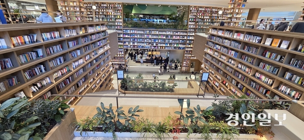 신세계프라퍼티는 파주 운정신도시에 지역 커뮤니티 기능을 더한 지역 밀착형 쇼핑공간 ‘스타필드 빌리지 운정’을 5일 공식 개장한다. 힐스테이트 더 운정 중앙부의 ‘센트럴’과 주변 저층부로 구성되며 2만5천600㎡ 규모에 패션, 식음료 등 100여 개의 브랜드가 입점해 쇼핑·미식·여가·교류를 모두 누릴 수 있다. 사진은 핵심 공간인 계단형 라운지 ‘북스테어’로 총 3만6천여권의 책이 둘러싼 복층형 서가와 라운지에서 커피·독서·휴식·대화를 즐길 수 있다. 2025.12.3 파주/이종태기자 dolsaem@kyeongin.com