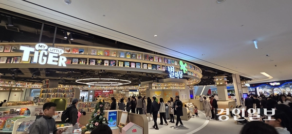 신세계프라퍼티는 파주 운정신도시에 지역 커뮤니티 기능을 더한 지역 밀착형 쇼핑공간 ‘스타필드 빌리지 운정’을 5일 공식 개장한다. 힐스테이트 더 운정 중앙부의 ‘센트럴’과 주변 저층부로 구성되며 2만5천600㎡ 규모에 패션, 식음료 등 100여 개의 브랜드가 입점해 쇼핑·미식·여가·교류를 모두 누릴 수 있다. 사진은 핵심 공간인 계단형 라운지 ‘북스테어’로 총 3만6천여권의 책이 둘러싼 복층형 서가와 라운지에서 커피·독서·휴식·대화를 즐길 수 있다. 2025.12.3 파주/이종태기자 dolsaem@kyeongin.com