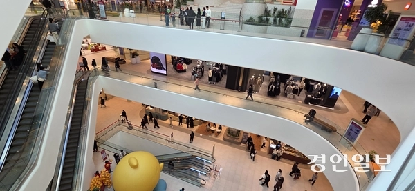 신세계프라퍼티는 파주 운정신도시에 지역 커뮤니티 기능을 더한 지역 밀착형 쇼핑공간 ‘스타필드 빌리지 운정’을 5일 공식 개장한다. 힐스테이트 더 운정 중앙부의 ‘센트럴’과 주변 저층부로 구성되며 2만5천600㎡ 규모에 패션, 식음료 등 100여 개의 브랜드가 입점해 쇼핑·미식·여가·교류를 모두 누릴 수 있다. 사진은 핵심 공간인 계단형 라운지 ‘북스테어’로 총 3만6천여권의 책이 둘러싼 복층형 서가와 라운지에서 커피·독서·휴식·대화를 즐길 수 있다. 2025.12.3 파주/이종태기자 dolsaem@kyeongin.com