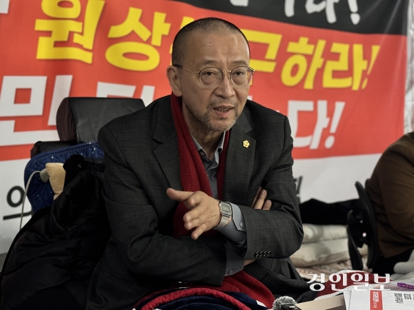 경기도 민생·복지예산 복원 등을 주장하며 지난달 25일부터 무기한 단식 농성 중인 백현종 도의회 국민의힘 대표가 “김동연 도지사의 사과, 예산 복원에 대한 책임있는 대책만이 문제를 풀 수 있다”고 발언하고 있다. 2025.12.3 /한규준기자 kkyu@kyeongin.com