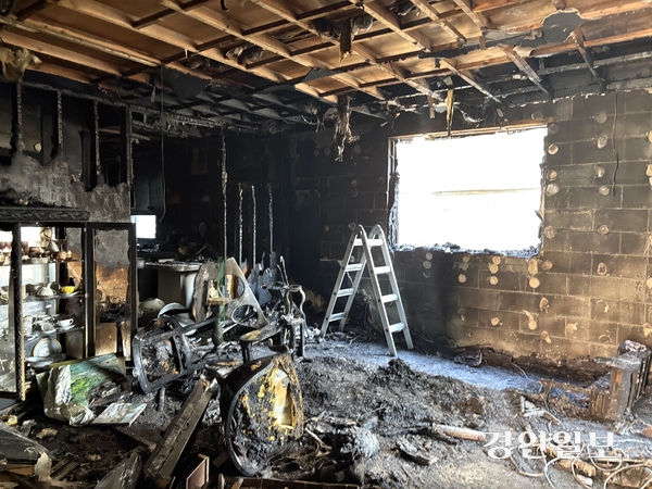 3일 오후1시께 방문한 인천 남동구 구월동 한 건물의 옥탑방은 가구, 벽과 천장이 불타 온통 잿더미로 변해있었다. 이날 오전 3시53분께 발생한 화재로 이 곳에 살던 70대 여성이 숨졌다. 2025.12.3 /정선아기자 sun@kyeongin.com