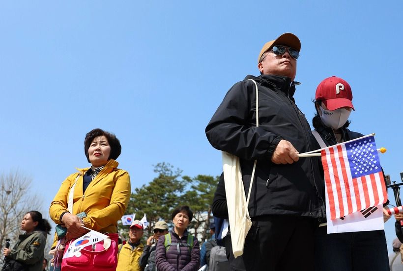 헌재의 윤석열 전 대통령 탄핵 인용이 발표된 지난 4월 4일 서울 용산 대통령실 인근에서 지지자들이 낙담하고 있다. 2025.4.4 /연합뉴스