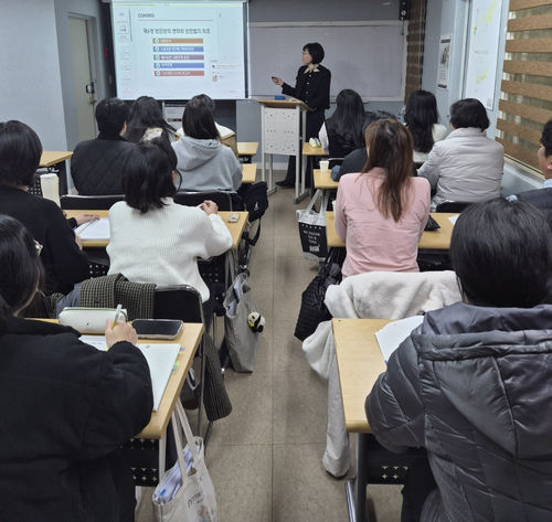 산업체 위탁교육의 산실로 불리는 호원대의 광주교육장에서 학생들이 수업을 듣고 있다. 2025.12.2 광주/이윤희기자 flyhigh@kyeongin.com