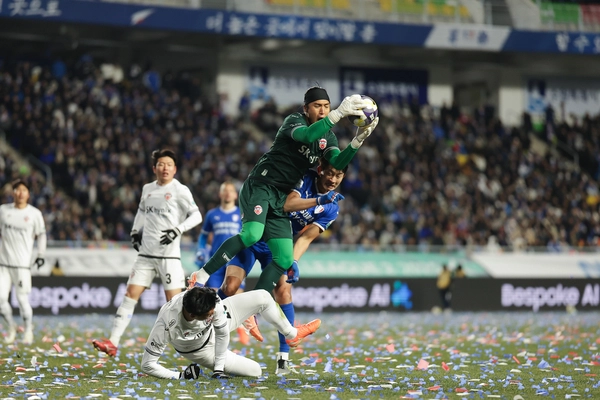 3일 수원월드컵경기장에서 열린 K리그 승강 플레이오프 1차전 수원삼성과 제주SK FC의 경기에서 제주 골키퍼 김동준과 수원 김현이 경합하고 있다./한국프로축구연맹 제공