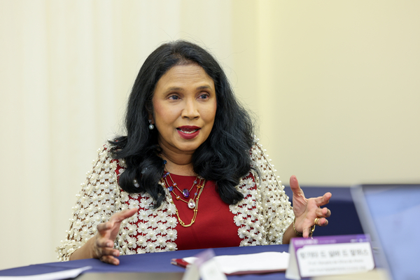 랑기타 드 실바 드 알위스 UN 여성차별철폐위원회 위원이 지난 2일 ‘2025 경기여성 국제포럼’이 열린 수원 라마다호텔에서 경인일보와 인터뷰를 하고 있다. 그는 “갈등과 분쟁의 지형이 변화하는 만큼 여성의 기본권과 평화, 안보를 지키기 위한 국제적인 협의와 지자체 역할이 필요하다”고 말했다. 2025.12.2 /경기도여성가족재단 제공