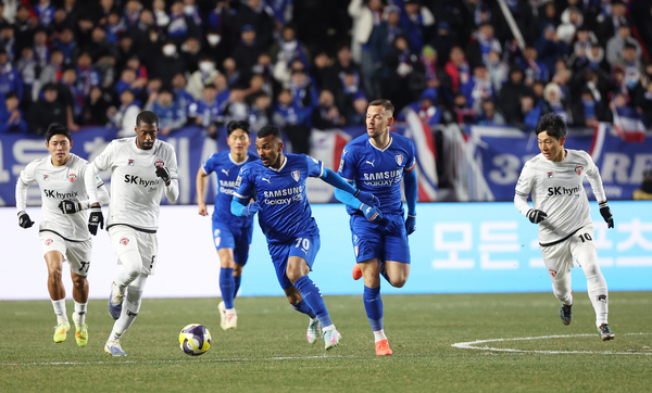 3일 수원월드컵경기장에서 열린 K리그 승강 플레이오프 1차전 수원삼성과 제주SK FC의 경기에서 수원 삼성 세라핌이 드리블을 하고 있다./연합뉴스