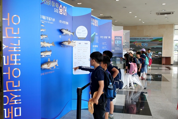 무안생태갯벌과학관을 찾은 탐방객들이 과학관에 전시된 어류 모형을 살펴보고 있다. /무안군 제공