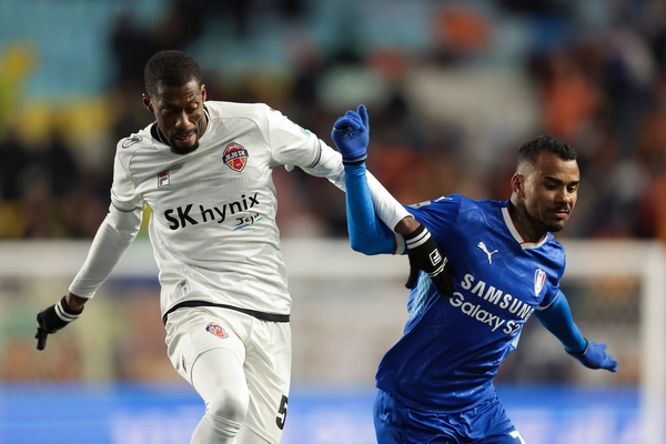 3일 수원월드컵경기장에서 열린 K리그 승강 플레이오프 1차전 수원삼성과 제주SK FC의 경기에서 제주 이탈로와 수원 세라핌이 경합하고 있다./한국프로축구연맹 제공