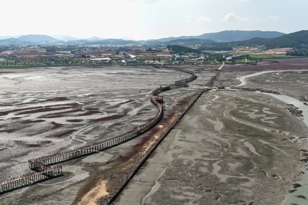 무안황토갯벌랜드는 청정갯벌 생태자원의 체계적인 보전 관리와 관광 자원화를 통한 지역경제 활성화에 이바지하고 있다. 최근 바다 위 다리를 걸으며 갯벌의 생태를 가까이서 체험할 수 있도록 국내에서 가장 긴 목재 해상 보행교를 설치했다. /무안군 제공