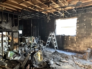 [포토] 잿더미 된 남동구 옥탑방… 70대 숨져