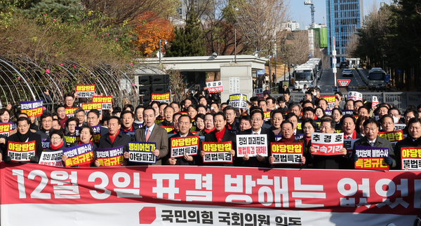 <b>장동혁</b>, <b>계엄</b> 1년 되는 날 “<b>계엄</b>은 의회 폭거 맞서기 위한 것”