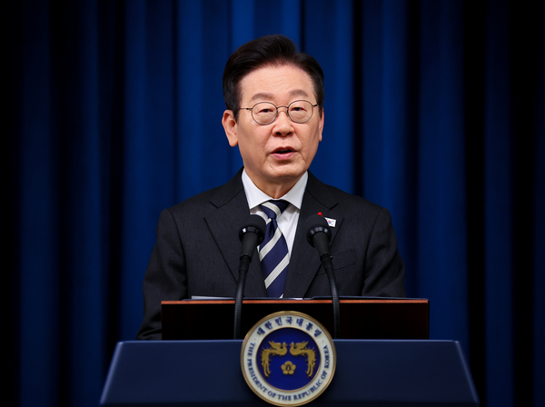 이재명 대통령이 12·3 비상계엄 사태 1주년인 3일 용산 대통령실에서 ‘빛의 혁명 1주년 대국민 특별성명’을 발표하고 있다. 2025.12.3 /연합뉴스