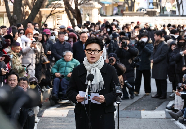 국민의힘 한동훈 전 대표가 3일 서울 여의도 국회도서관 앞 쪽문에서 12ㆍ3 비상계엄 1주년 관련 기자회견을 하고 있다. 2025.12.3 /연합뉴스