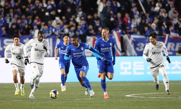 3일 수원월드컵경기장에서 열린 K리그 승강 플레이오프 1차전 수원삼성과 제주SK FC의 경기에서 수원 삼성 세라핌이 드리블을 하고 있다./연합뉴스