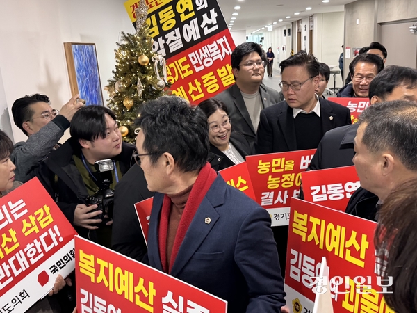 경기도청 도지사실에 항의 방문한 경기도의회 국민의힘 의원들 사이로 조혜진 도지사 비서실장이 나오고 있다. 2025.12.4 /한규준기자 kkyu@kyeongin.com
