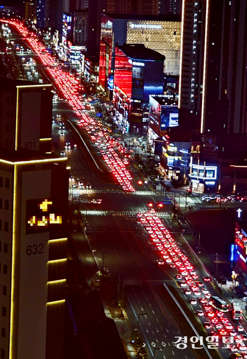 지난 3일 오후 7시께 동탄신도시 한 아파트에서 바라본 도로의 모습. 동탄숲생태터널이 균열 긴급보수로 인해 통제되면서 인근 도로로 차량이 몰려 교통대란이 이어지고 있다. 2025.12.3 /독자 제공