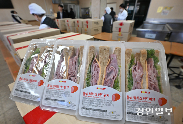 학교 급식·돌봄을 담당하는 비정규직 노동자들이 파업에 돌입한 4일 오전 경기도내 한 학교에서 학생들에게 대체급식을 제공하고 있다. 2025.12.4 /최은성기자 ces7198@kyeongin.com