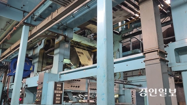 플로리다주 마이애미에 위치한 언론사 선-센티널에서 신문을 인쇄하기 위해 윤전 인쇄기가 돌아가고 있다. 2025.12.4 /美플로리다주 마이애미·탬파베이=구민주기자 kumj@kyeongin.com