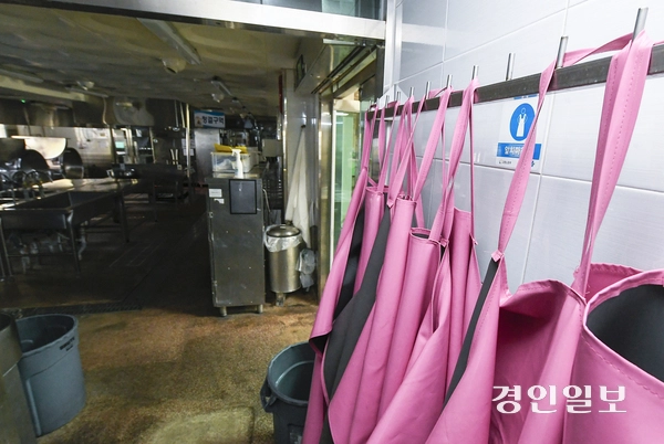 학교 급식·돌봄을 담당하는 비정규직 노동자들이 파업에 돌입한 4일 경기도내 학교 곳곳에서 대체식을 제공하는 등 급식에 차질을 빚었다. 사진은 이날 경기도내 한 학교의 텅 빈 조리실. 2025.12.4 /최은성기자 ces7198@kyeongin.com