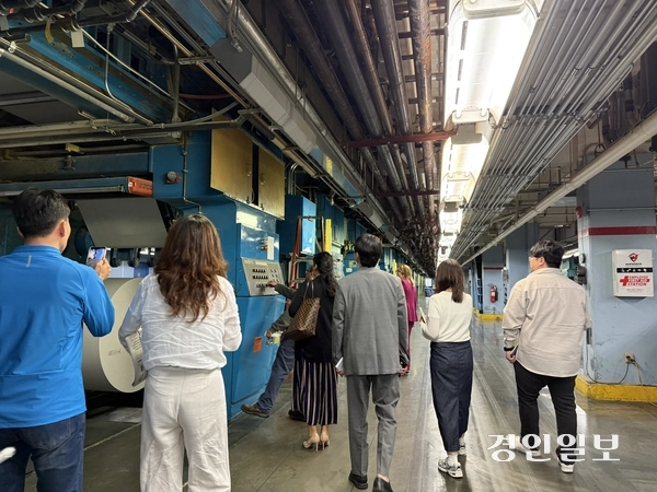 플로리다주 마이애미에 위치한 언론사 선-센티널에서 신문을 인쇄하는 과정을 보고 있는 한국 지역 언론사 기자들과 선-센티널 관계자들. 2025.12.4 /美플로리다주 마이애미·탬파베이=구민주기자 kumj@kyeongin.com