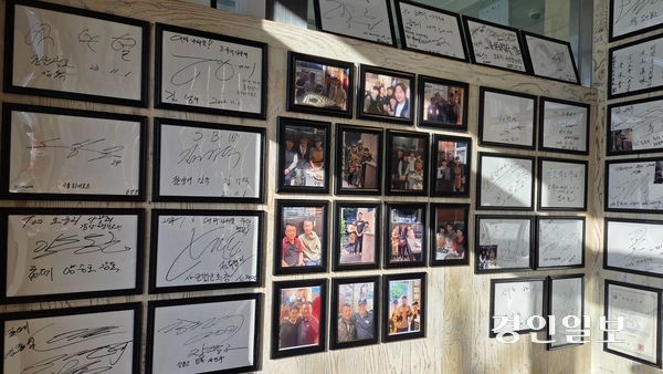 하남시의원들이 행정사무감사 기간 동안 피감기관인 하남시청 간부 공무원들로부터 향응 접대를 받은 것으로 알려진 미사강변도시내 식당 내부에는 유명 연예인 등의 사인이 빽빽하게 걸려져 있다. 2025.12.4 하남/문성호기자 moon23@kyeongin.com